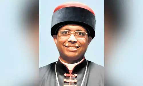 Pope Francis परंपरा को तोड़ते हुए भारतीय मोनसिन्योर कुवाकड़ को कार्डिनल के रूप में शामिल किया