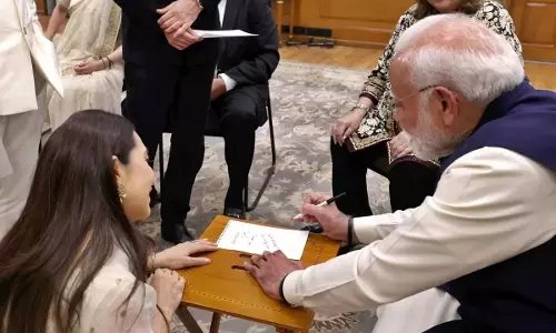 करिश्मा कपूर ने अपने बच्चों के लिए पीएम मोदी का ऑटोग्राफ लिया