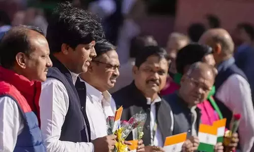 Delhi: भाजपा समकक्षों को लाल गुलाब दिए गए
