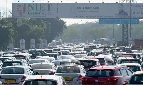 Noida: वीआईपी मूवमेंट के चलते डीएनडी फ्लाईवे और चिल्ला बॉर्डर जाम