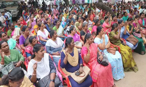 Tamil Nadu: राजस्व कर्मचारियों के निलंबन पर विरोध प्रदर्शन