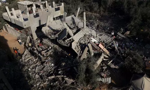 गाजा पट्टी में इजरायली हवाई हमलों में 38 लोग मारे गए गाजा पट्टी में इजरायली हवाई हमलों में 38 लोग मारे गए
