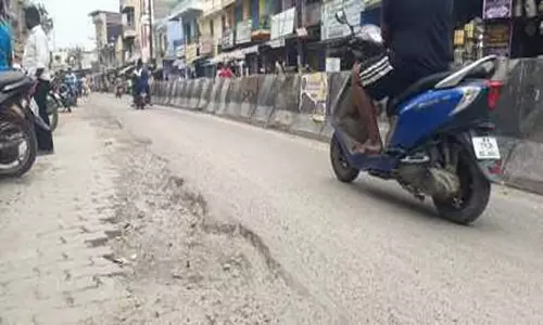 Tamil Nadu: तमिलनाडु के पलाकोड़े में टूटी और अतिक्रमित सड़क से यातायात प्रभावित Tamil Nadu: तमिलनाडु के पलाकोड़े में टूटी और अतिक्रमित सड़क से यातायात प्रभावित