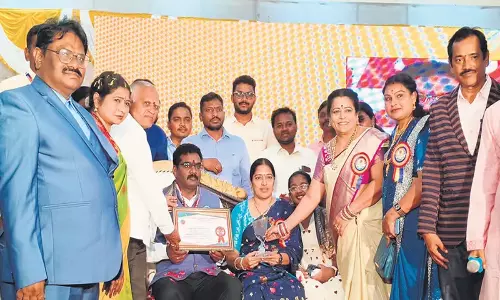 Telangana: शिक्षक भारत सेवा रत्न से सम्मानित Telangana: शिक्षक भारत सेवा रत्न से सम्मानित