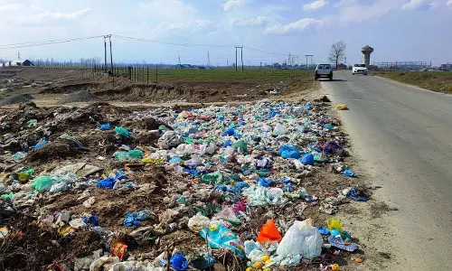 J&K: गंदेरबल में स्कूल के पास कूड़ा डालने से लोगों में आक्रोश