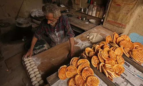 Food Safety विभाग ने श्रीनगर में कश्मीरी रोटी बनाने वालों पर कार्रवाई की Food Safety विभाग ने श्रीनगर में कश्मीरी रोटी बनाने वालों पर कार्रवाई की