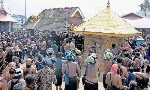 बारिश और कोहरा: कठिन चढ़ाई, शरण के लिए चिल्लाते तीर्थयात्रियों की भीड़