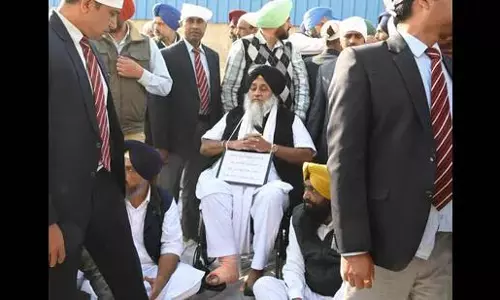 Sukhbirs का इस्तीफा स्वीकार करने को लेकर शिअद पैनल असमंजस में Sukhbirs का इस्तीफा स्वीकार करने को लेकर शिअद पैनल असमंजस में