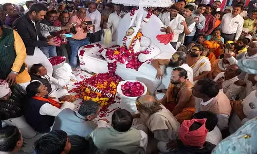 Nimar: संत सियाराम बाबा पंचतत्व में विलीन, अंतिम विदाई में लाखों श्रद्धालु हुए शामिल