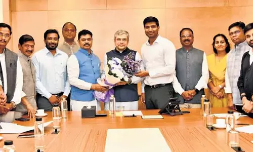 Eluru सांसद ने निर्वाचन क्षेत्र में रेलवे परियोजनाओं के लिए केंद्र की मंजूरी मांगी Eluru सांसद ने निर्वाचन क्षेत्र में रेलवे परियोजनाओं के लिए केंद्र की मंजूरी मांगी