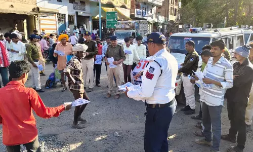 Gorakhpur: यातायात पुलिस ने सुरक्षा बढ़ाने के लिए जागरूकता अभियान शुरू किया