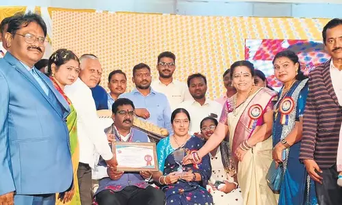 Telangana: शिक्षक भारत सेवा रत्न से सम्मानित Telangana: शिक्षक भारत सेवा रत्न से सम्मानित
