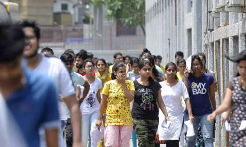 Bhopal: प्रतियोगी परीक्षाओं के नाम पर युवाओं से बार-बार फीस वसूली जा रही