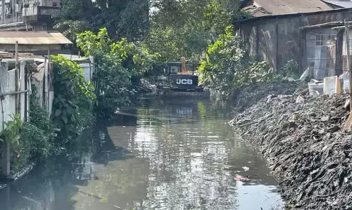 Assam : डिब्रूगढ़ के डीटीपी नाले से गाद निकालने का काम आधुनिक तकनीक का उपयोग
