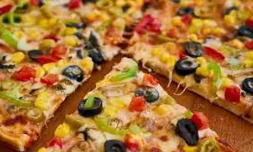 Pizza: बिना ओवन के घर में यूं बनाएं परफेक्ट पिज्जा, बेहद आसान Pizza: बिना ओवन के घर में यूं बनाएं परफेक्ट पिज्जा, बेहद आसान
