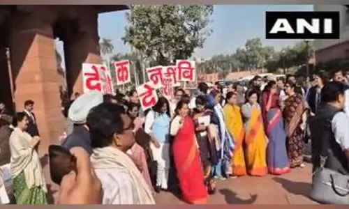अडानी मुद्दे पर विपक्ष का प्रदर्शन, Giriraj Singh ने भाजपा-कांग्रेस के बीच सोरोस-सोनिया का पोस्टर पकड़ा