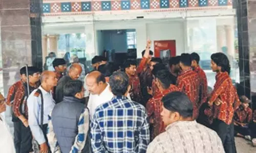 पेपर लीक के आरोपों के बाद GMU द्वारा दोबारा परीक्षा कराने के कदम का विरोध पेपर लीक के आरोपों के बाद GMU द्वारा दोबारा परीक्षा कराने के कदम का विरोध