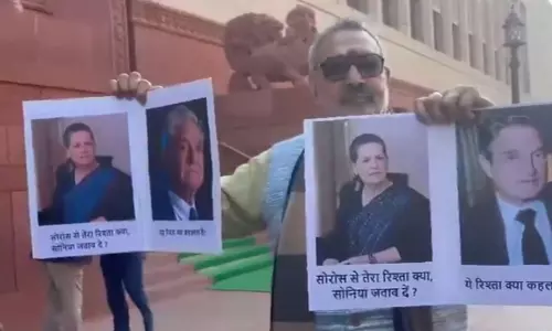 गिरिराज सिंह ने संसद परिसर में लहराया सोनिया गांधी और सोरोस का पोस्टर, पूछा- रिश्ता क्या कहलाता है?