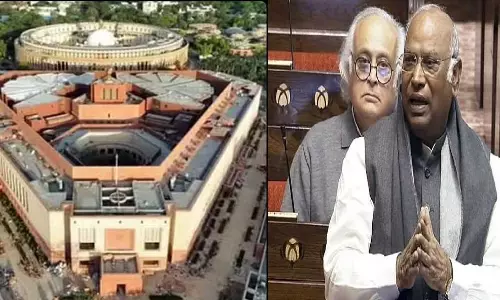 New Delhi: संसद भवन में विपक्ष का सरकारी संपत्ति बेचने के आरोप में प्रदर्शन New Delhi: संसद भवन में विपक्ष का सरकारी संपत्ति बेचने के आरोप में प्रदर्शन