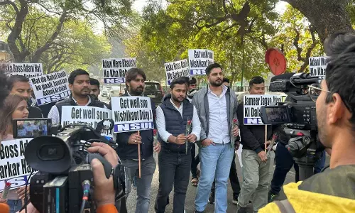 New Delhi: छात्र इकाई राष्ट्रीय छात्र संघ ने भाजपा सांसद के आवास पर प्रदर्शन किया