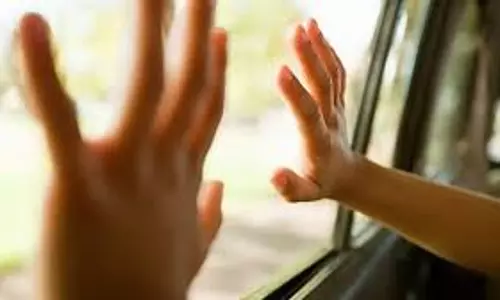 Ghaziabad: शराब पिलाकर चार माह की बच्ची को चोरी कर ले गया शातिर Ghaziabad: शराब पिलाकर चार माह की बच्ची को चोरी कर ले गया शातिर