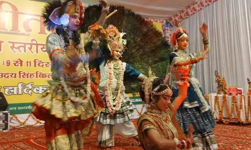 Haryana : करनाल में गीता जयंती जुलूस को हरी झंडी दिखाकर रवाना करते विधायक जगमोहन आनंद Haryana : करनाल में गीता जयंती जुलूस को हरी झंडी दिखाकर रवाना करते विधायक जगमोहन आनंद