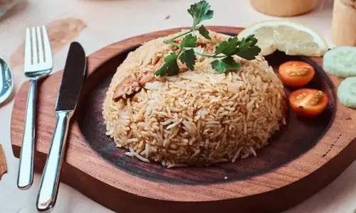 टमाटर चिकन ब्राउन राइस रेसिपी के साथ टमाटर चिकन ब्राउन राइस रेसिपी के साथ