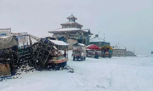 Kashmir के मैदानों में मौसम की पहली बर्फबारी हुई