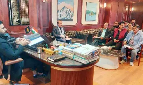 Una DC ने अधिकारियों को ब्लैक स्पॉट ठीक करने और सड़क से अतिक्रमण हटाने के निर्देश दिए Una DC ने अधिकारियों को ब्लैक स्पॉट ठीक करने और सड़क से अतिक्रमण हटाने के निर्देश दिए