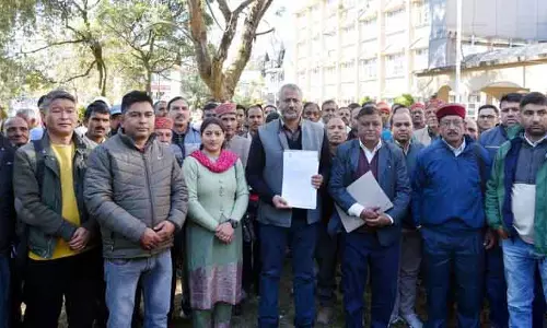 FRA के तहत भूमि आवंटन में देरी के खिलाफ विरोध प्रदर्शन FRA के तहत भूमि आवंटन में देरी के खिलाफ विरोध प्रदर्शन