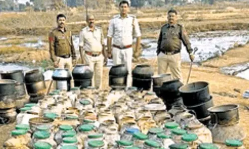 पुलिस की रेड में एक क्विंटल महुआ लहान जब्त