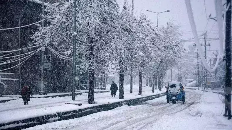 Weather: कश्मीर के मैदानी इलाकों में हुई पहली बर्फबारी, बढ़ेगी ठंड