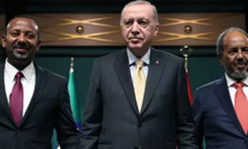 Turkey के एर्दोगन ने तनाव कम करने के लिए सोमालिया, इथियोपिया के नेताओं की मेजबानी की Turkey के एर्दोगन ने तनाव कम करने के लिए सोमालिया, इथियोपिया के नेताओं की मेजबानी की