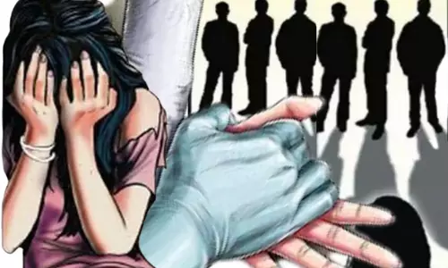 आगरा: दबंगों ने बच्चे पर तमंचा तान विवाहिता से किया सामूहिक दुष्कर्म