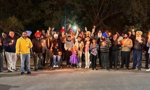 Urban Estate निवासियों ने कचरा डंप बंद करने की मांग को लेकर कैंडल मार्च निकाला