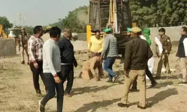 NCR Noida: बदौली में दबंगों ने नोएडा प्राधिकरण की टीम पर हमला किया NCR Noida: बदौली में दबंगों ने नोएडा प्राधिकरण की टीम पर हमला किया