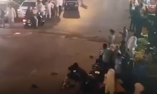 मर गई मानवता! महिला की सड़क पर मौत, हाथों से सोने की चूड़ियां उतारते दिखे लोग मर गई मानवता! महिला की सड़क पर मौत, हाथों से सोने की चूड़ियां उतारते दिखे लोग