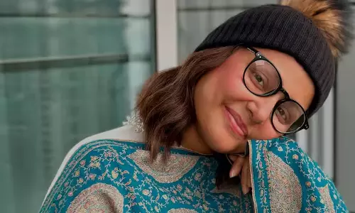 कैंसर से जूझ रहीं हिना अस्पताल से घर लौट आई कैंसर से जूझ रहीं हिना अस्पताल से घर लौट आई