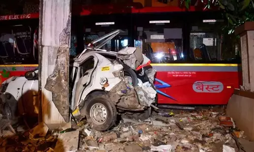 BEST bus accident: वीडियो में चोर मृतक से सोने की चूड़ियाँ चुराते हुए दिखा BEST bus accident: वीडियो में चोर मृतक से सोने की चूड़ियाँ चुराते हुए दिखा