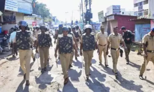 परभणी में रात में पुलिस का कॉम्बिंग ऑपरेशन? स्थिति को नियंत्रण में... परभणी में रात में पुलिस का कॉम्बिंग ऑपरेशन? स्थिति को नियंत्रण में...