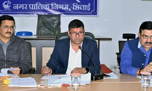 समीक्षा बैठक के दौरान निर्माण कार्यो में लेट लपेती, आयुक्त हुए सख्त