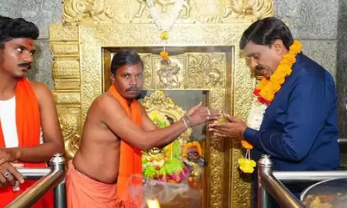 Gali Janardhana Reddy ने अंजनेयास्वामी मंदिर के टॉवर पर सोने की परत चढ़ाने की घोषणा की Gali Janardhana Reddy ने अंजनेयास्वामी मंदिर के टॉवर पर सोने की परत चढ़ाने की घोषणा की