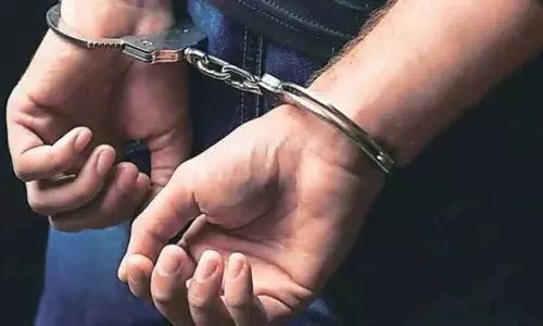 Pune Crime News: मोक्का कांड का भगोड़ा कर्नाटक से गिरफ्तार Pune Crime News: मोक्का कांड का भगोड़ा कर्नाटक से गिरफ्तार