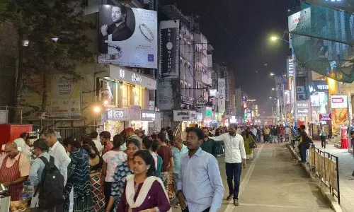 Maharashtra: फुटपाथ की कमी से पैदल चलने वाले दीन Maharashtra: फुटपाथ की कमी से पैदल चलने वाले दीन