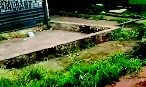 GOA: ओसिया कॉम्प्लेक्स के बाहर नागरिक सीवेज से होकर गुजरने को मजबूर GOA: ओसिया कॉम्प्लेक्स के बाहर नागरिक सीवेज से होकर गुजरने को मजबूर