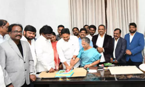 जगन मोहन रेड्डी ने YSRCP कार्यालय में अर्ध-क्रिसमस समारोह का नेतृत्व किया