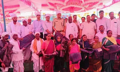 पुलिस ने Adilabad में आदिवासियों को 1,000 कंबल वितरित किए पुलिस ने Adilabad में आदिवासियों को 1,000 कंबल वितरित किए