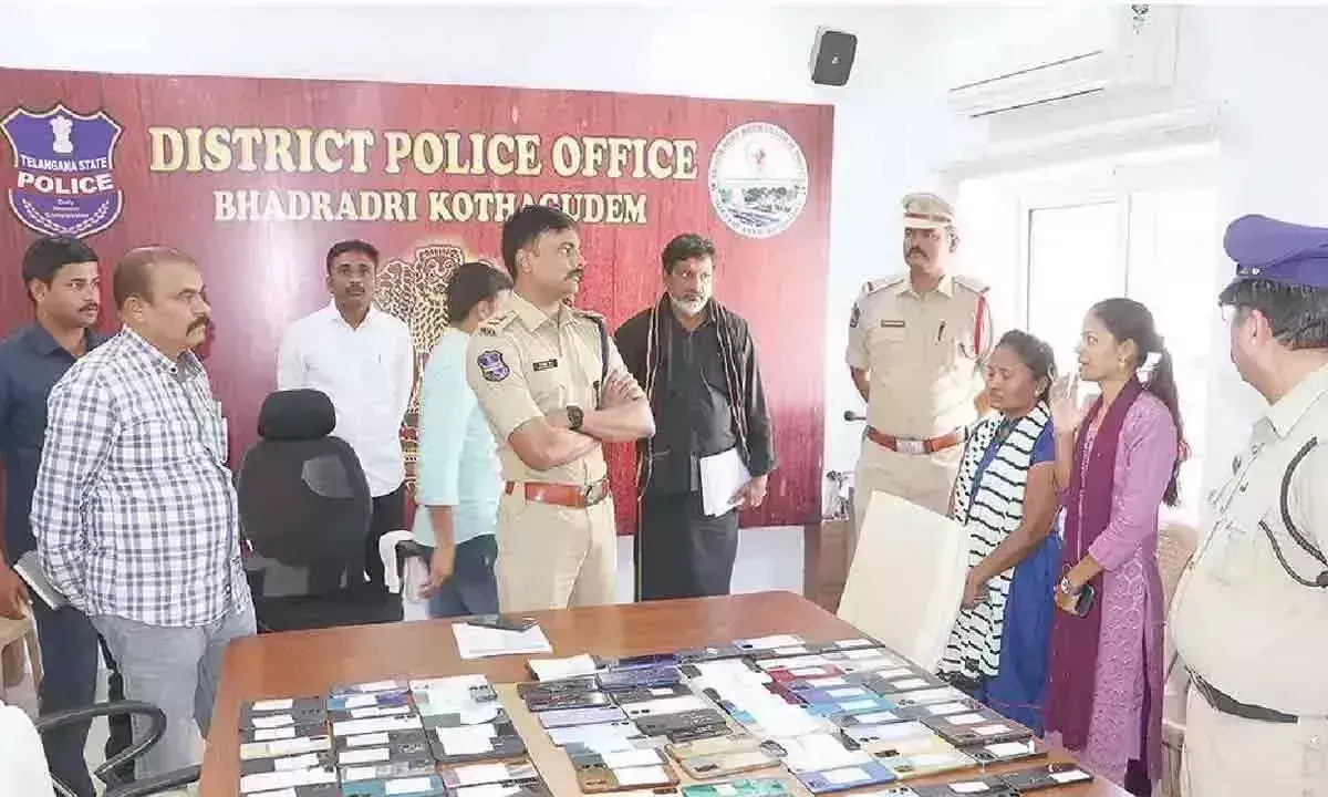 Telangana: पुलिस ने 220 खोए हुए मोबाइल बरामद किए Telangana: पुलिस ने 220 खोए हुए मोबाइल बरामद किए