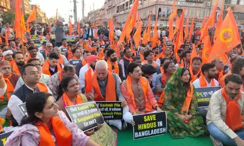 Bangladesh में हिंदुओं पर हमलों के खिलाफ विरोध प्रदर्शन