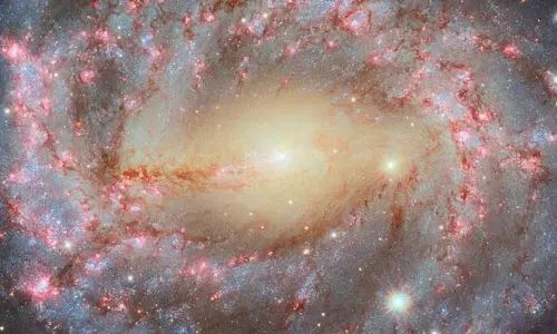 Hubble की नई तस्वीर में भव्य सर्पिल आकाशगंगा चमकती हुई दिखाई दे रही